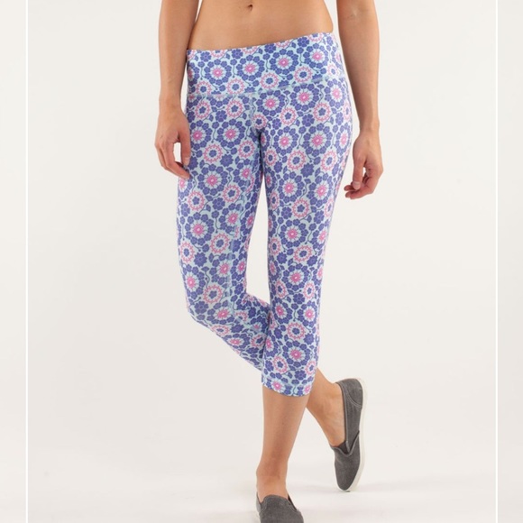 Lululemon Wunder Under Crop leggings in Twiggy Printed Power Purple / Aquamarine - Picture 10 of 13